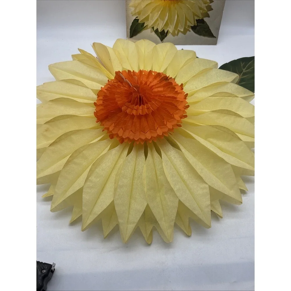 vintage Hallmark Plans-a-Party Daisy  flower centerpiece Honeycomb 1970